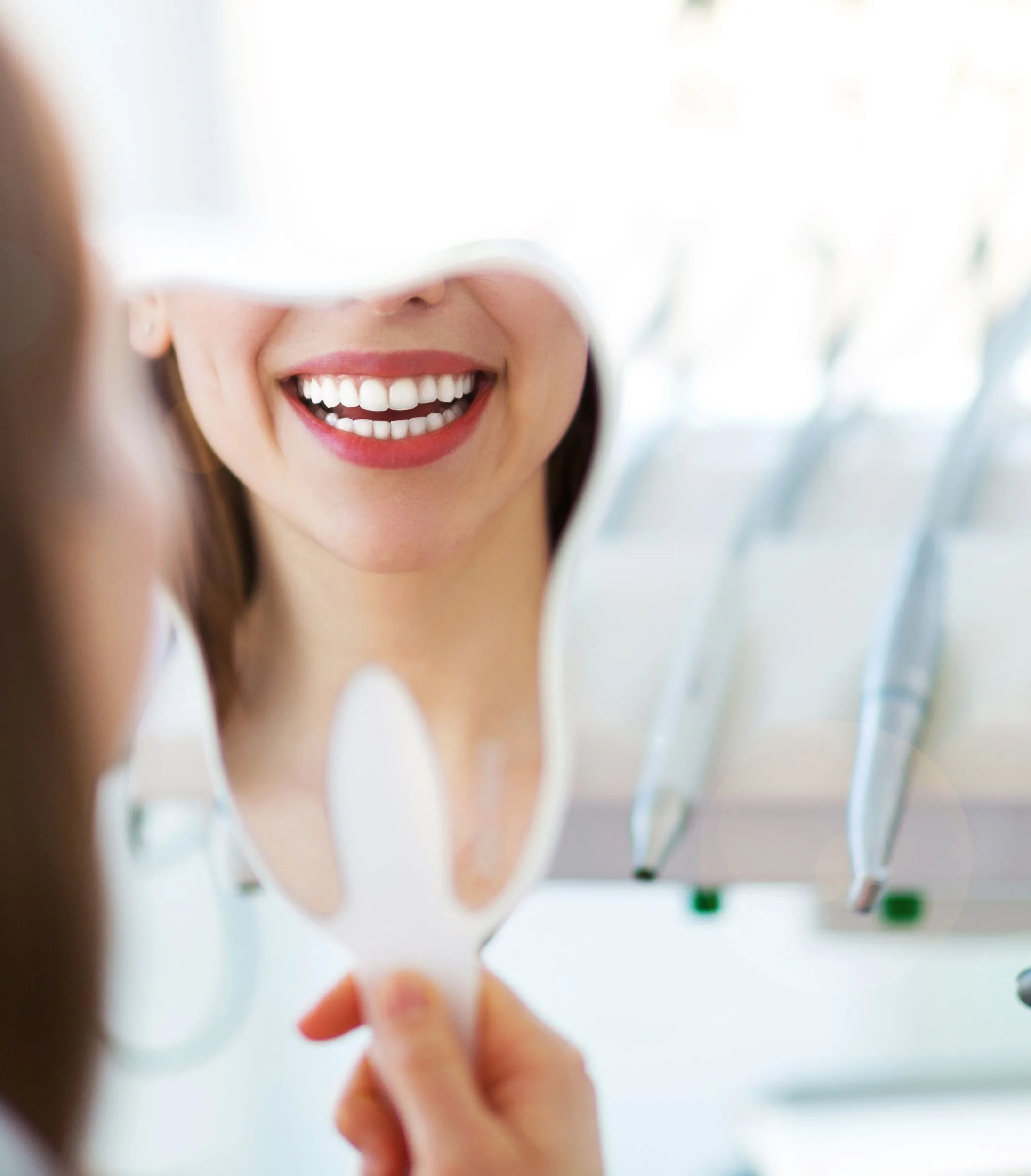 Csepeli fogászatunkon több fogászati kezelés is elérhető, mint: fogtömés, foghúzás, porcelán koronák, állapotfelmérés.